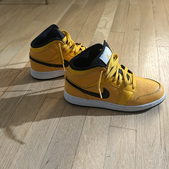 Jordan 1Mid - Picture 6 of 8